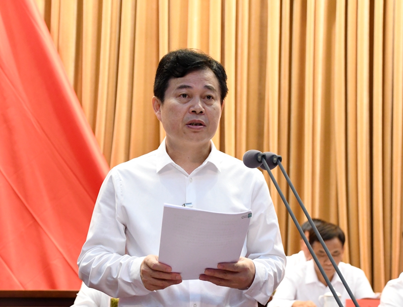 曹晓革为县人民政府县长,张永西为县人大常委会副主任,谢长兵,李锦荣