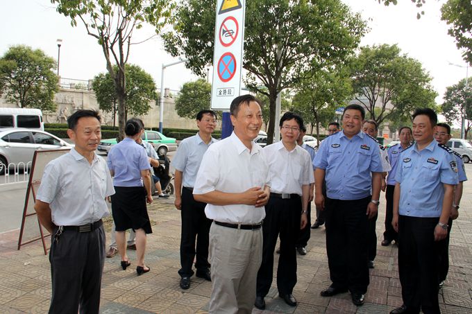 康正和看望慰问高温天气下坚守岗位的一线交警